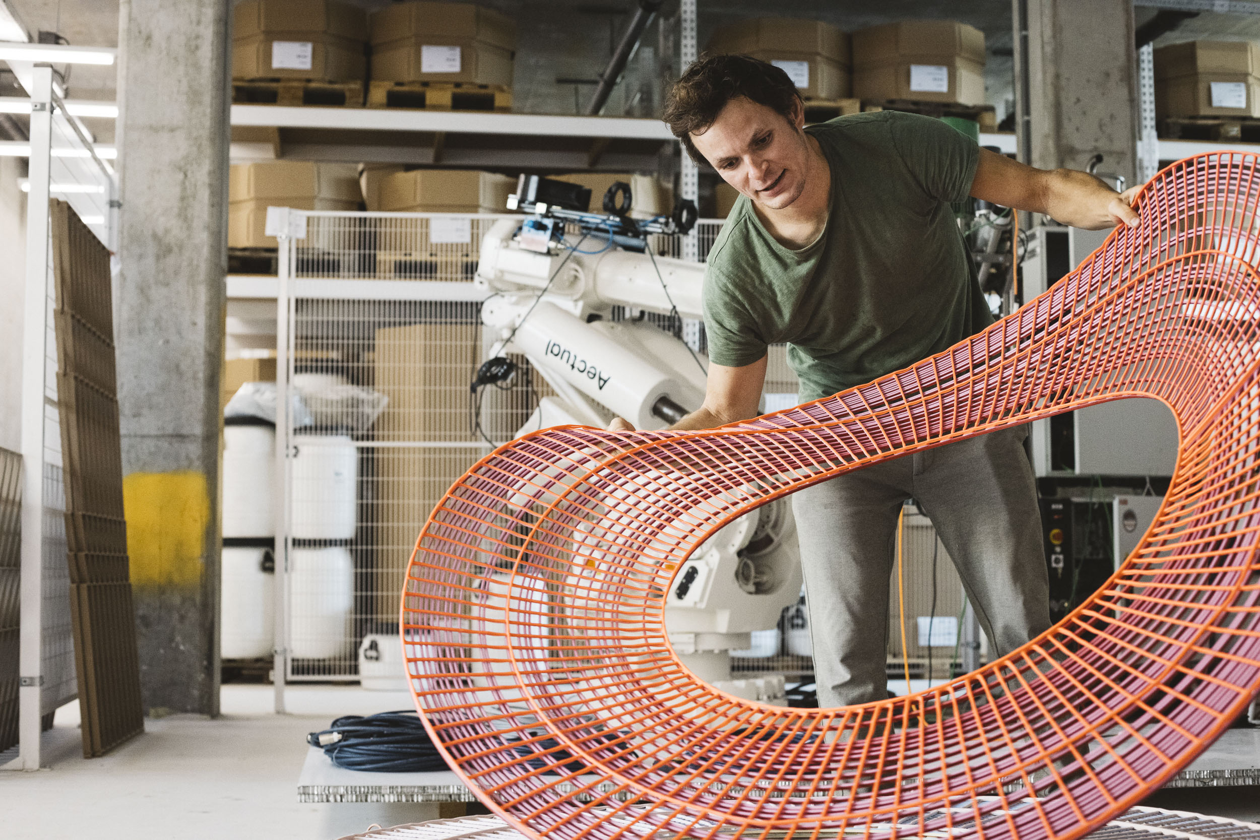 Ontwerper werkt aan een oranje ruimtelijke vorm in het Hoofdgebouw
