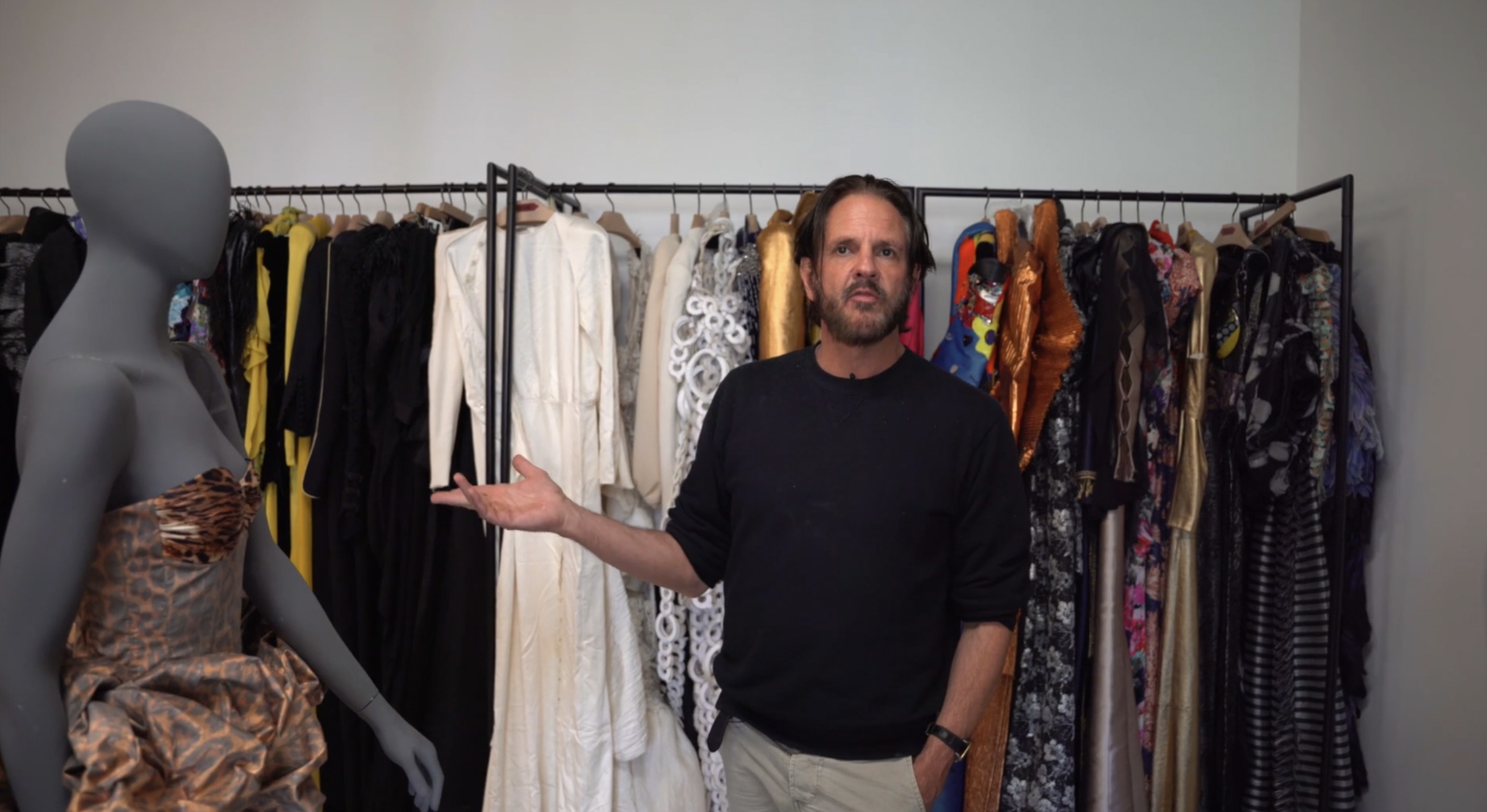 Modeontwerper Ronald van der Kemp in zijn atelier