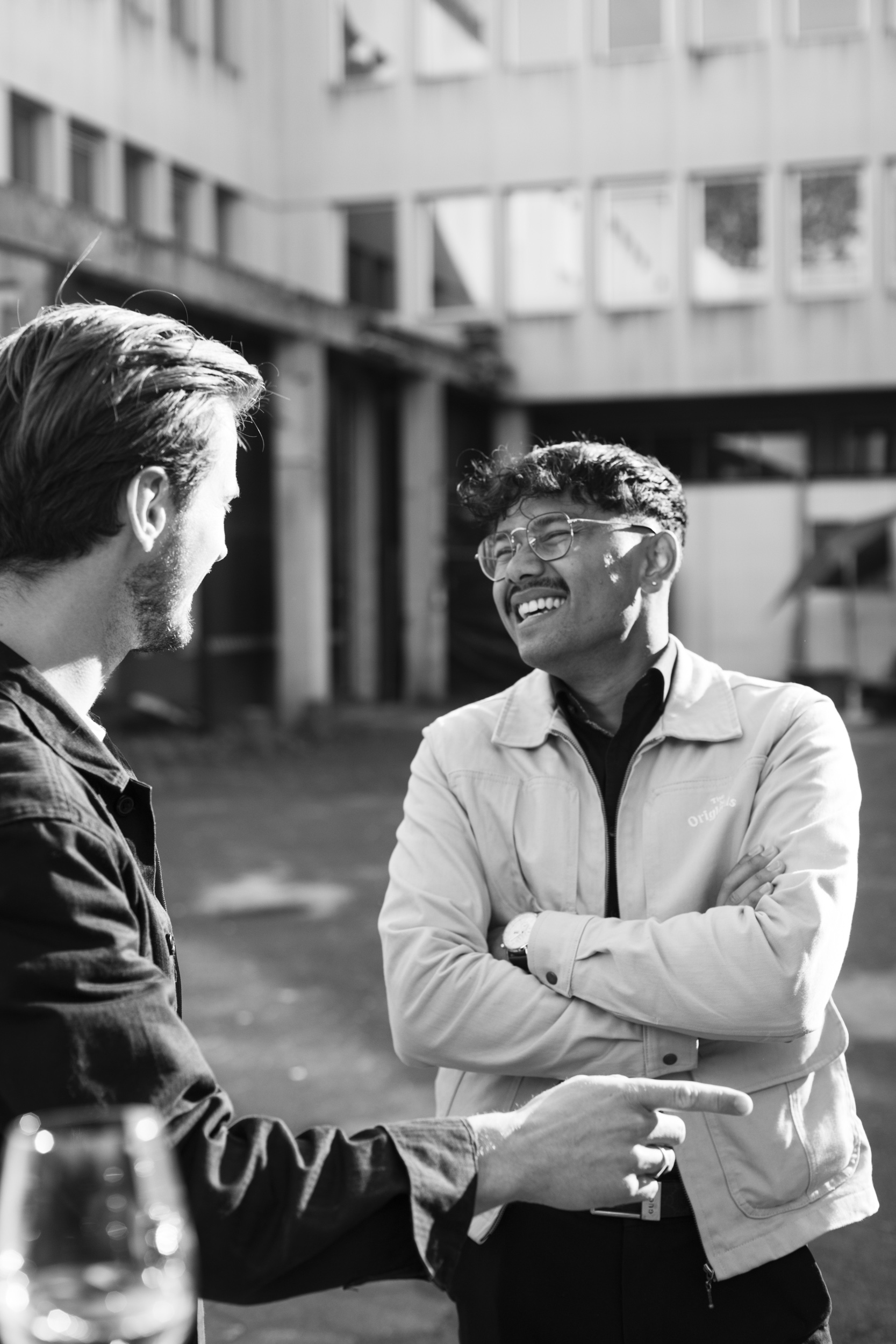 Twee ondernemers in gesprek in Bajeskwartier