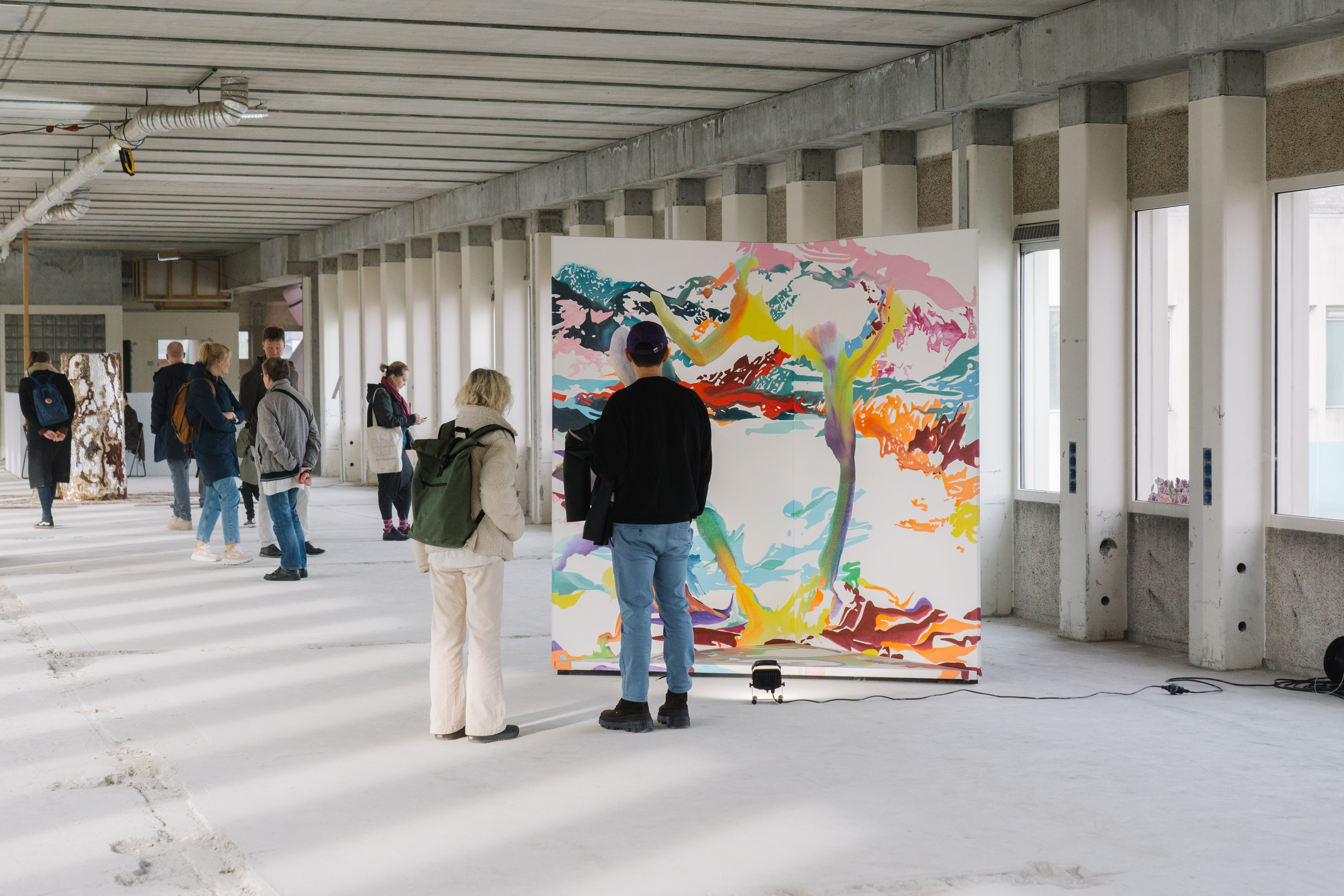 Bezoekers bekijken een kleurrijk kunstwerk tijdens BIG ART