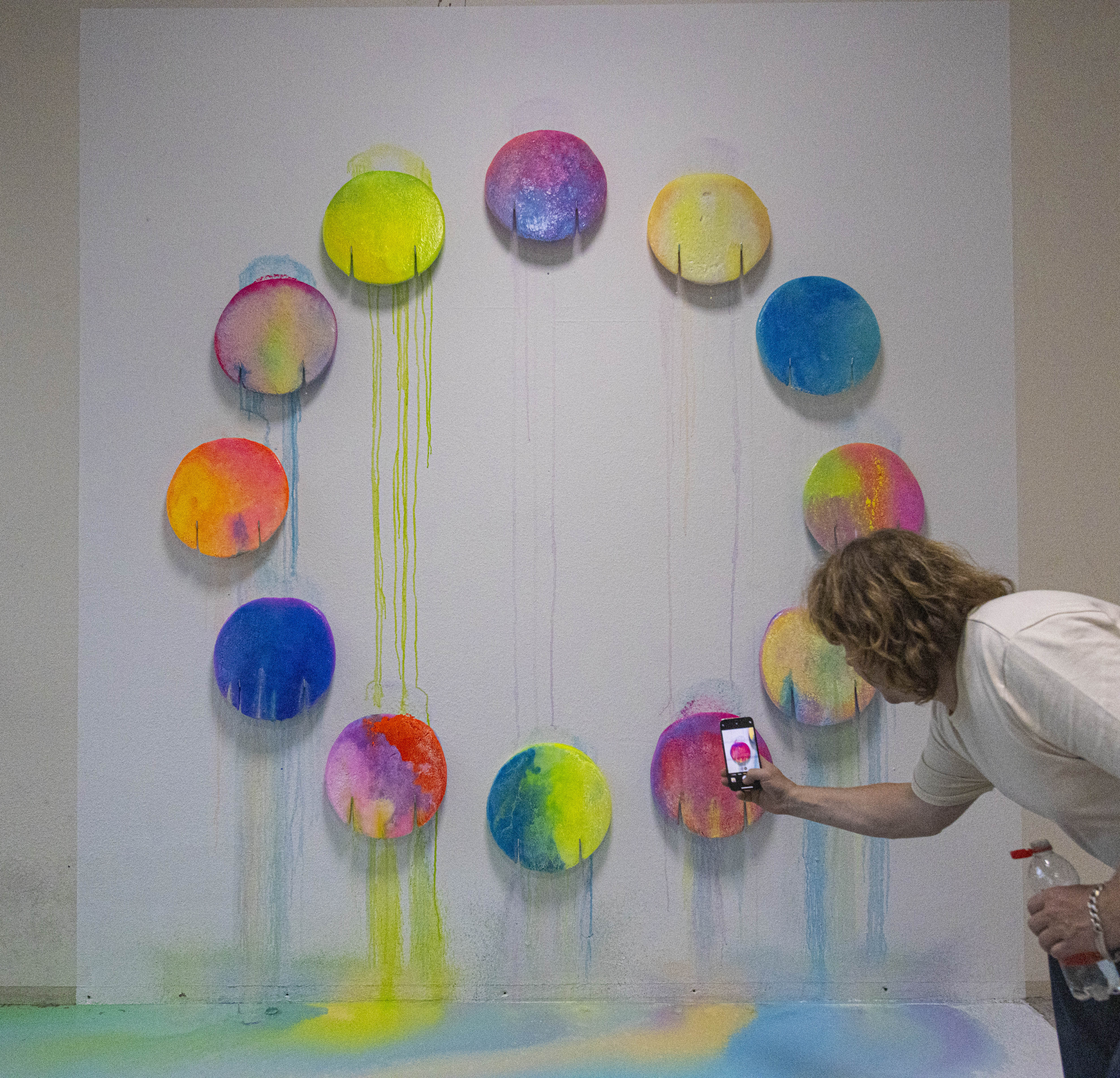 Kleurrijke ronde kunstwerken in de Bajes