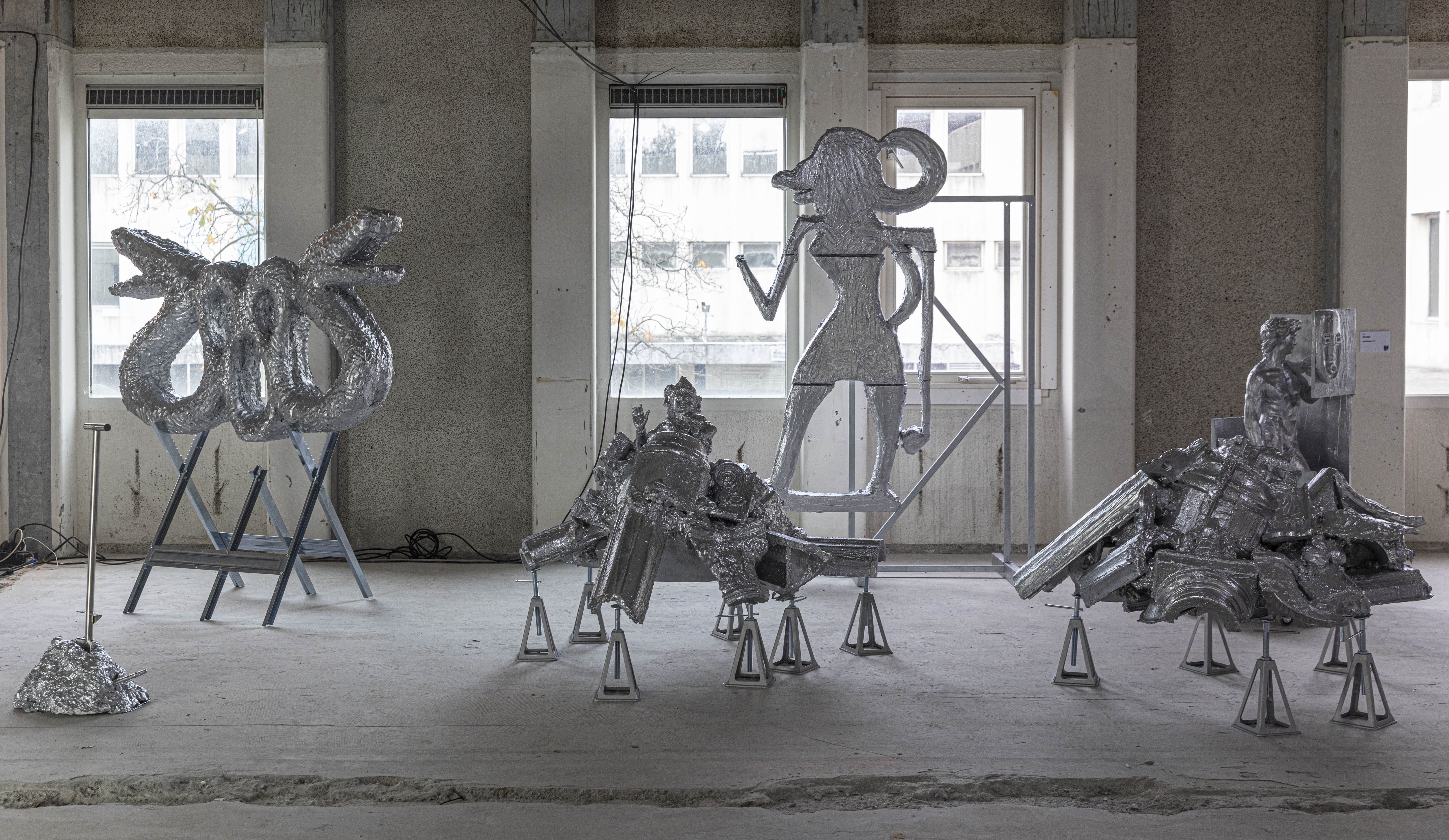 Metalen sculpturen in het voormalige hoofdgebouw