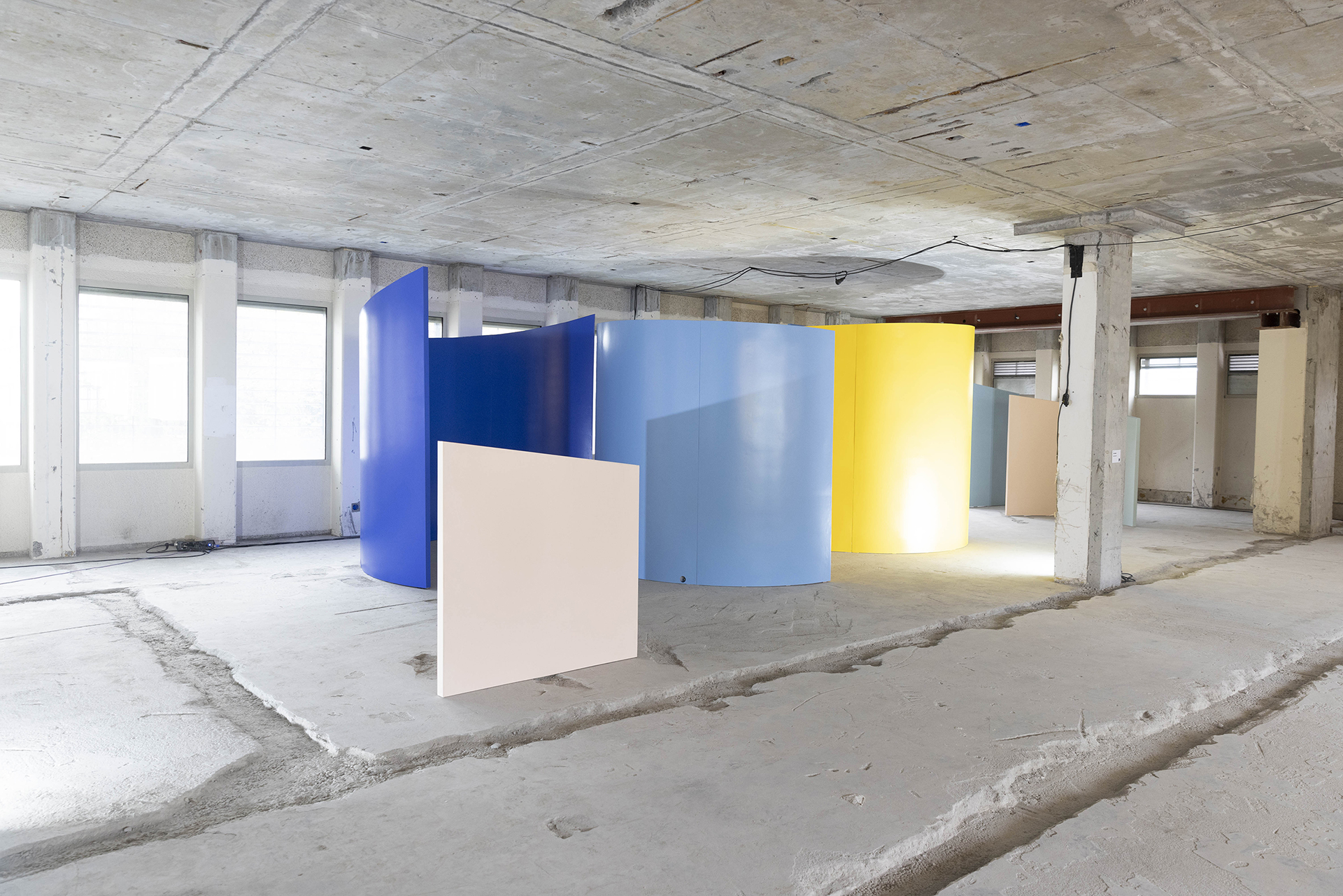 Ruimtelijke installatie in blauw en geel