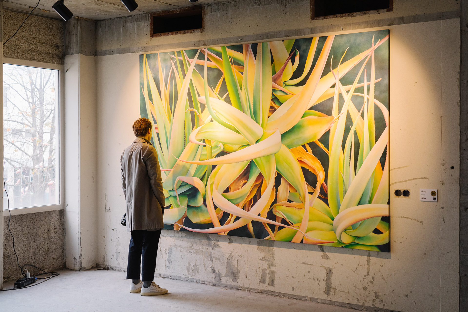 Bezoeker voor een groot botanisch kunstwerk